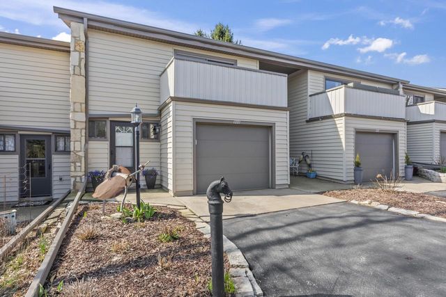 966 Valentine ROAD, Oconomowoc, WI 53066
