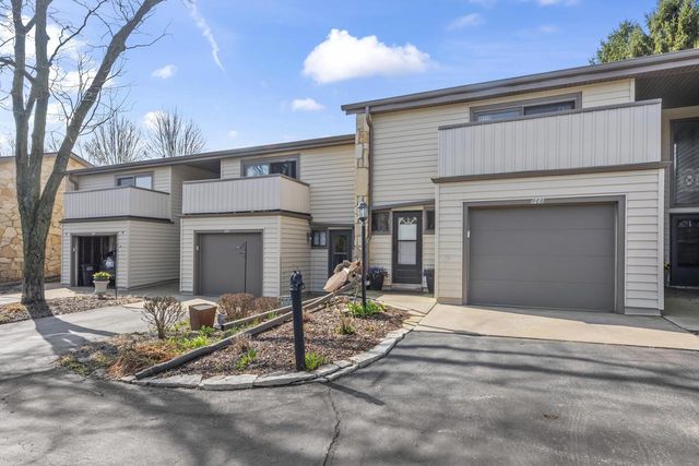 966 Valentine ROAD, Oconomowoc, WI 53066