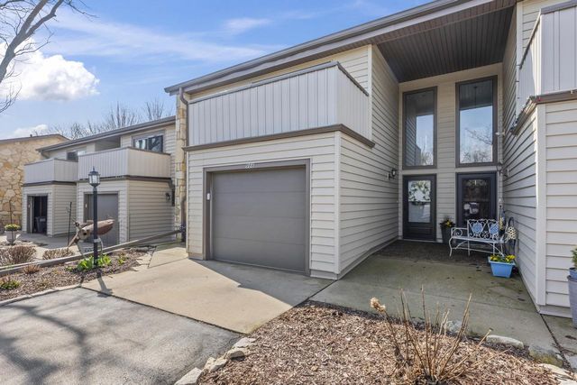 966 Valentine ROAD, Oconomowoc, WI 53066