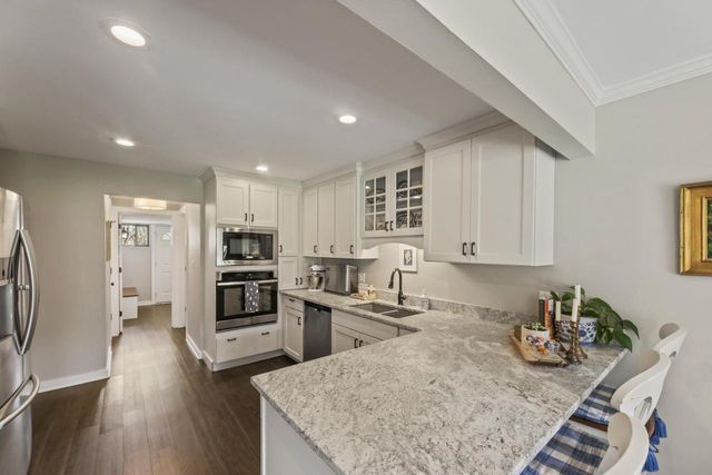 966 Valentine ROAD, Oconomowoc, WI 53066