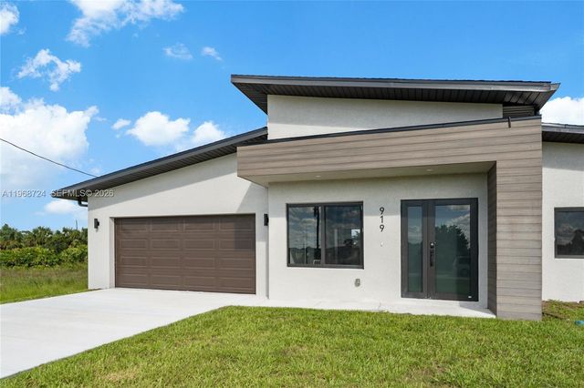 919 Columbus Blvd S, Lehigh Acres, FL 33974