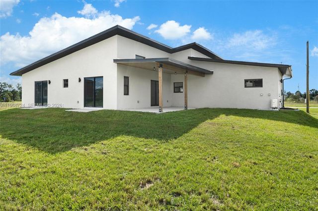 919 Columbus Blvd S, Lehigh Acres, FL 33974