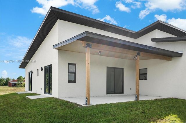 919 Columbus Blvd S, Lehigh Acres, FL 33974