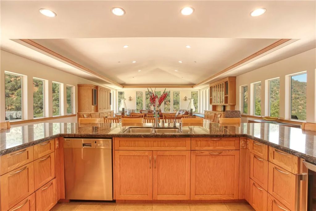 Image 14 of property listing at 4570 Christine Loomis Drive, Arroyo Grande, CA 93420