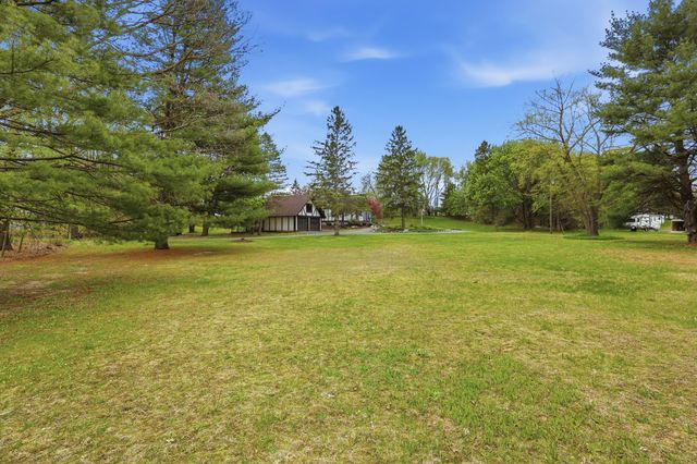 5575 Giles Avenue NE, Rockford, MI 49341