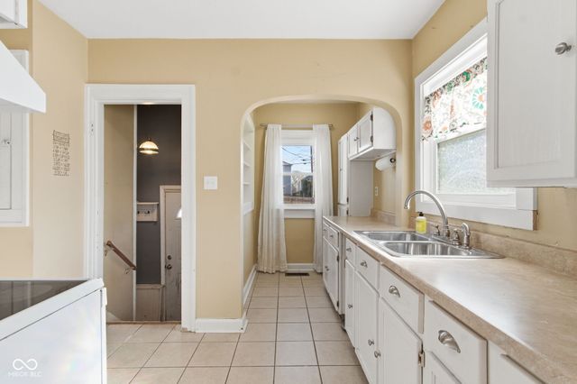 81 N 8th Avenue, Beech Grove, IN 46107