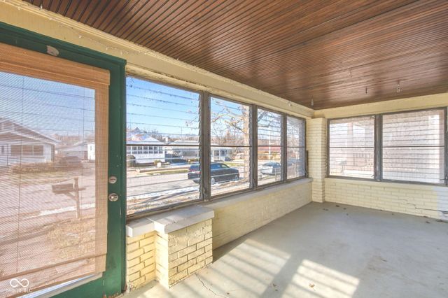 81 N 8th Avenue, Beech Grove, IN 46107