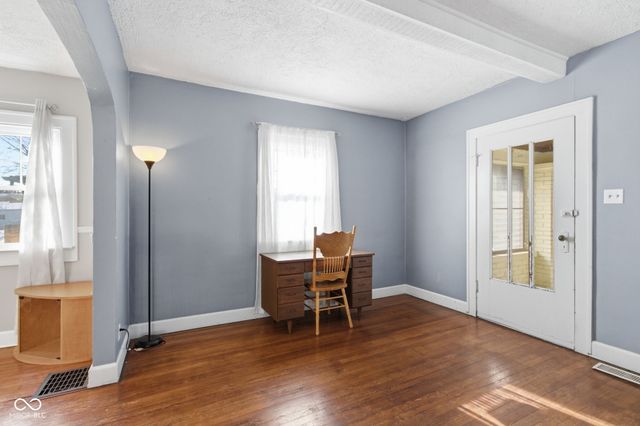 81 N 8th Avenue, Beech Grove, IN 46107