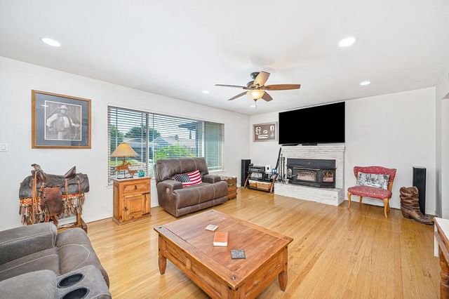 7616 Southbreeze Dr, Sacramento, CA 95828