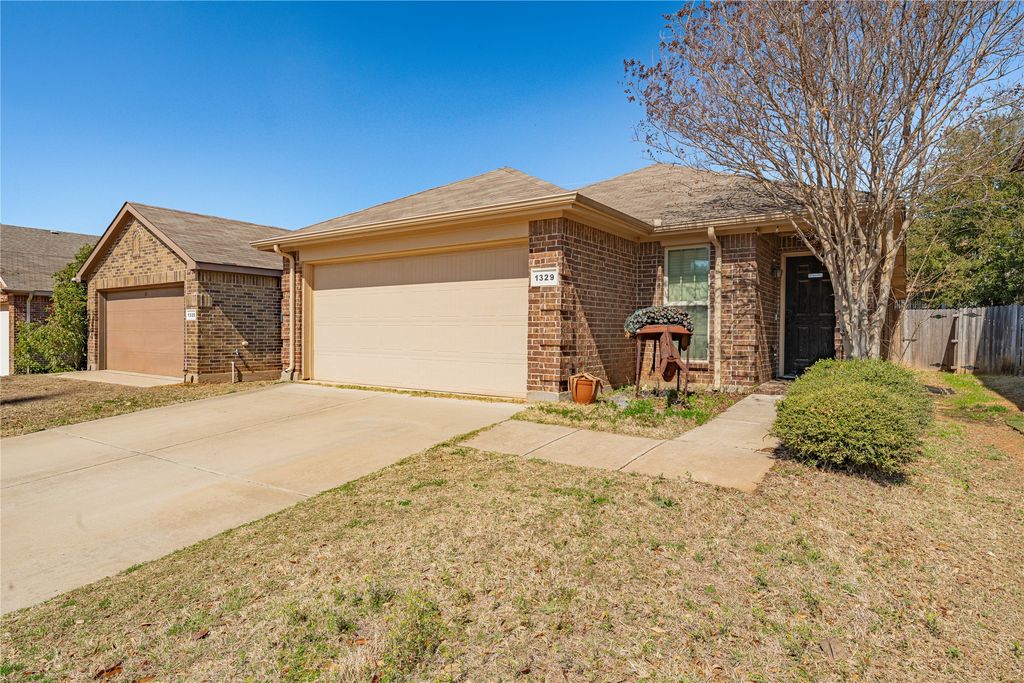 1329 Briarwood Drive, Azle, TX 76020