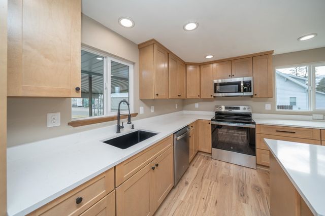 8303 E Upriver Dr, Spokane, WA 99212