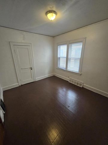 1722 S Layton BOULEVARD, Milwaukee, WI 53215