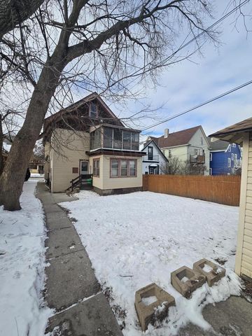 1722 S Layton BOULEVARD, Milwaukee, WI 53215