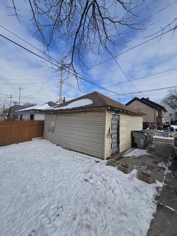 1722 S Layton BOULEVARD, Milwaukee, WI 53215