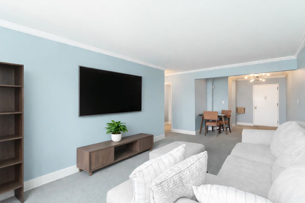 8470 129th St Apt 5R, New York City, NY 11415