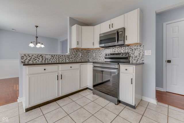 1023 Quarterhorse Run, Bargersville, IN 46106