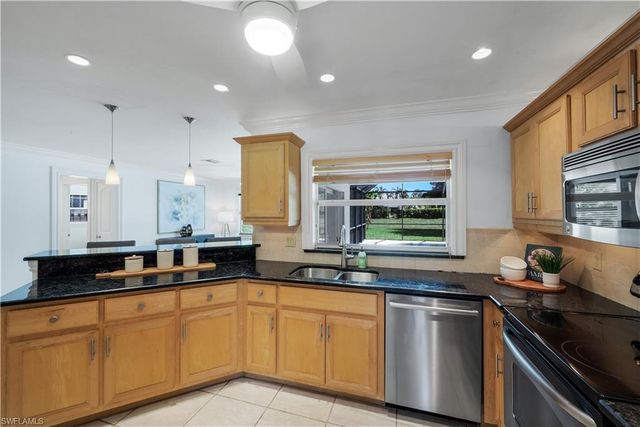 675 Pompano DR, Naples, FL 34110
