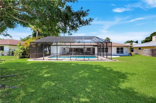 675 Pompano DR, Naples, FL 34110