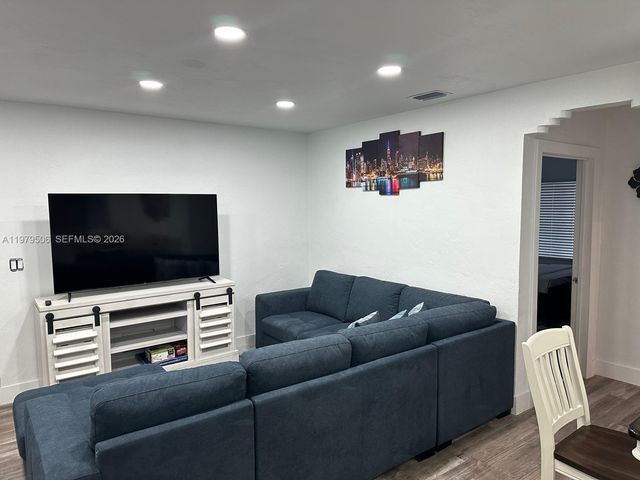 1376 NW 41st St, Miami, FL 33142