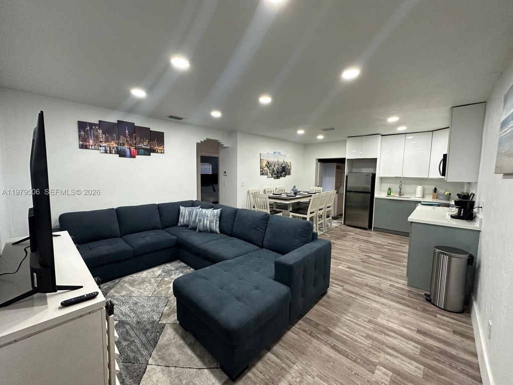 1376 NW 41st St, Miami, FL 33142