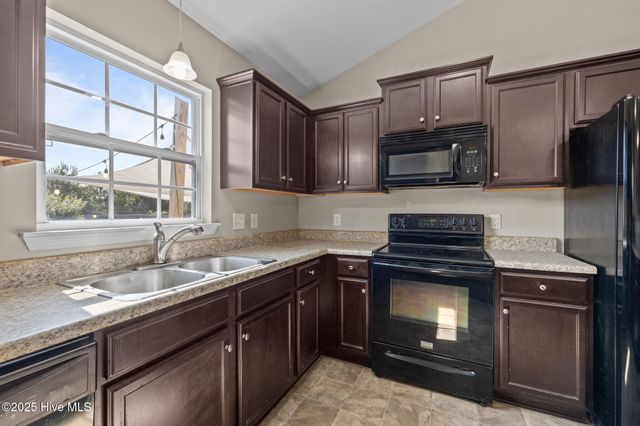616 Parsley Drive, Hubert, NC 28539