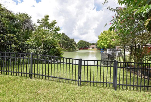 1110 Lake Estates Drive, Sugar Land, TX 77498