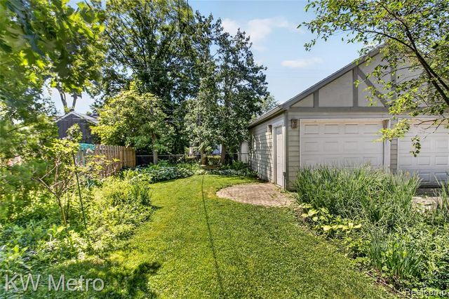 1823 W Houstonia Avenue, Royal Oak, MI 48073