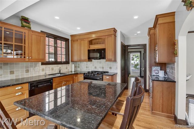 1823 W Houstonia Avenue, Royal Oak, MI 48073