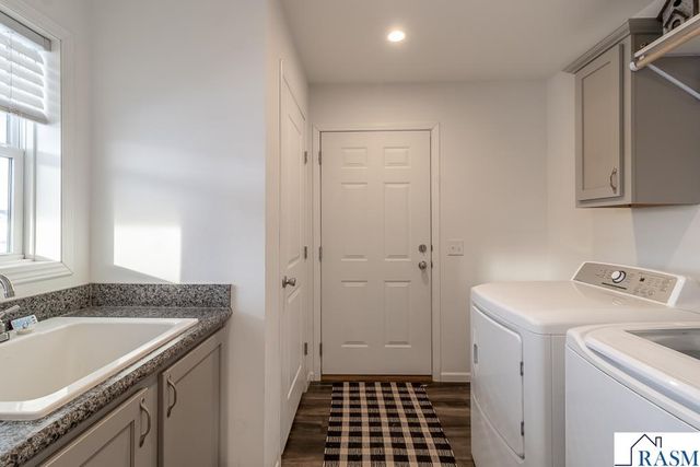 2015 Essler Drive, St. Peter, MN 56082