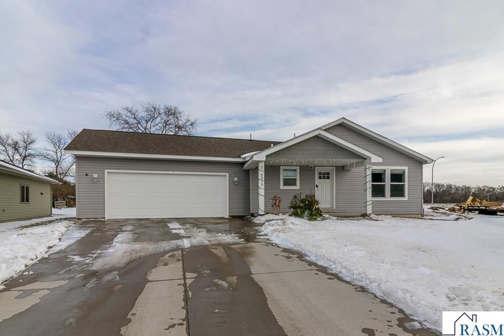 2015 Essler Drive, St. Peter, MN 56082