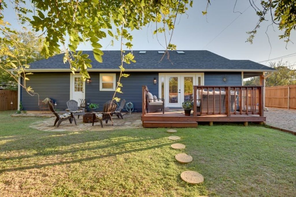 520 W Bluff, Granbury, TX 76048