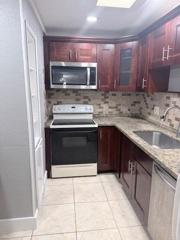 212 NW 46th Court 212, Deerfield Beach, FL 33064