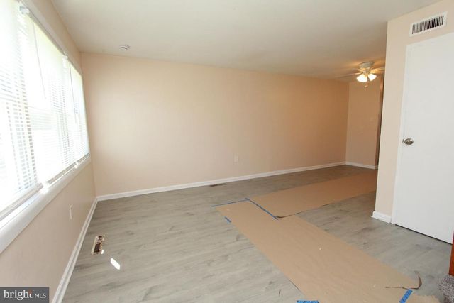 5623 MITCHELL RD, Levittown, PA 19057