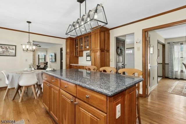 220 Queens Ln, Mountainside Boro, NJ 07092