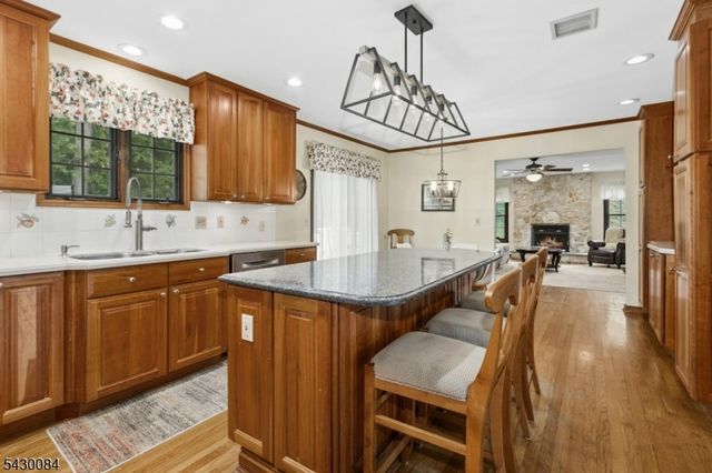 220 Queens Ln, Mountainside Boro, NJ 07092