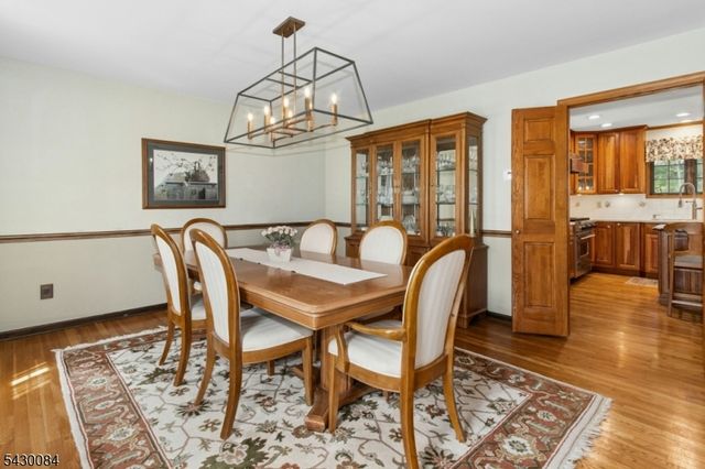 220 Queens Ln, Mountainside Boro, NJ 07092
