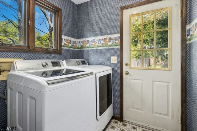 220 Queens Ln, Mountainside Boro, NJ 07092
