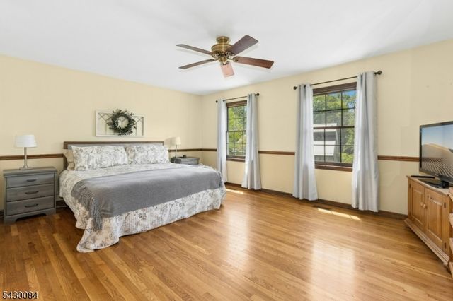 220 Queens Ln, Mountainside Boro, NJ 07092