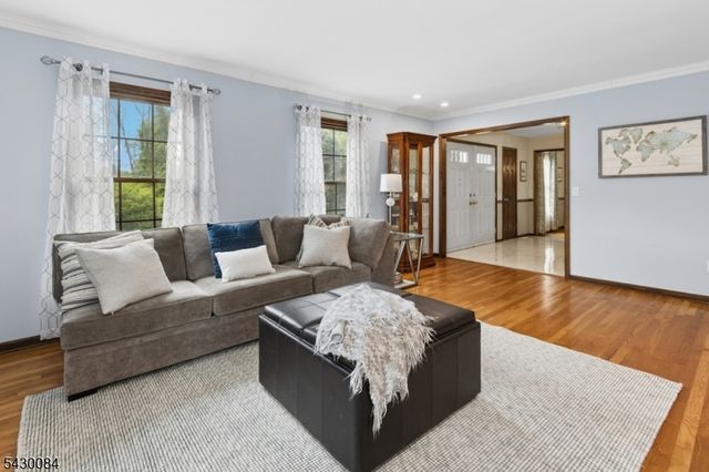220 Queens Ln, Mountainside Boro, NJ 07092