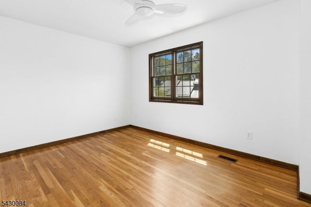 220 Queens Ln, Mountainside Boro, NJ 07092