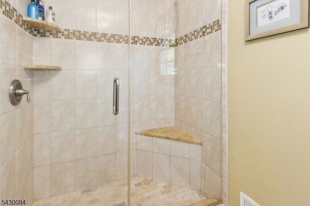 220 Queens Ln, Mountainside Boro, NJ 07092