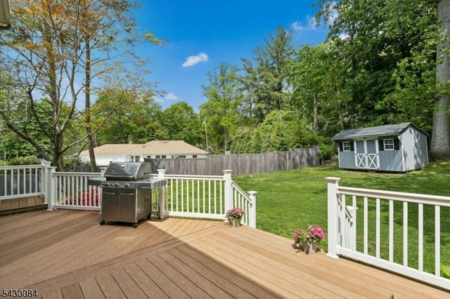 220 Queens Ln, Mountainside Boro, NJ 07092