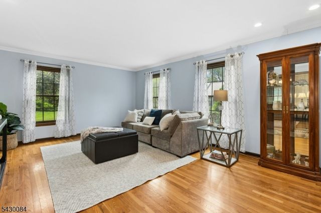 220 Queens Ln, Mountainside Boro, NJ 07092