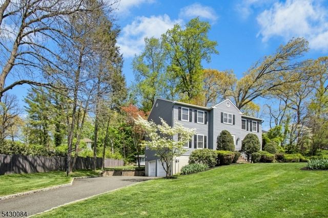 220 Queens Ln, Mountainside Boro, NJ 07092