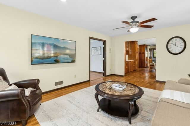 220 Queens Ln, Mountainside Boro, NJ 07092