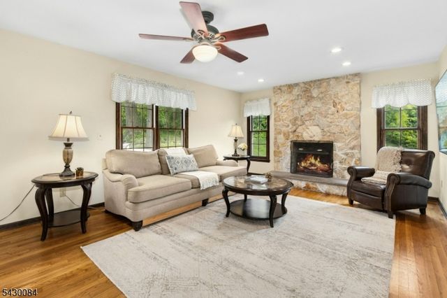 220 Queens Ln, Mountainside Boro, NJ 07092