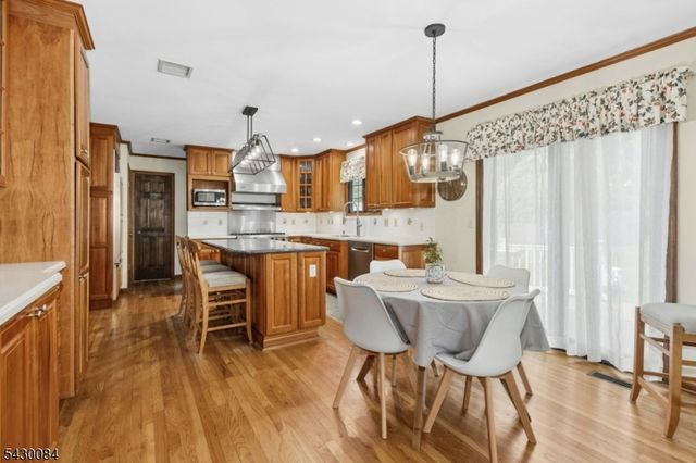 220 Queens Ln, Mountainside Boro, NJ 07092