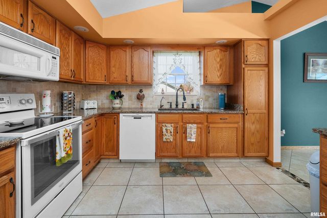 605 E 13TH Avenue Court, Coal Valley, IL 61240