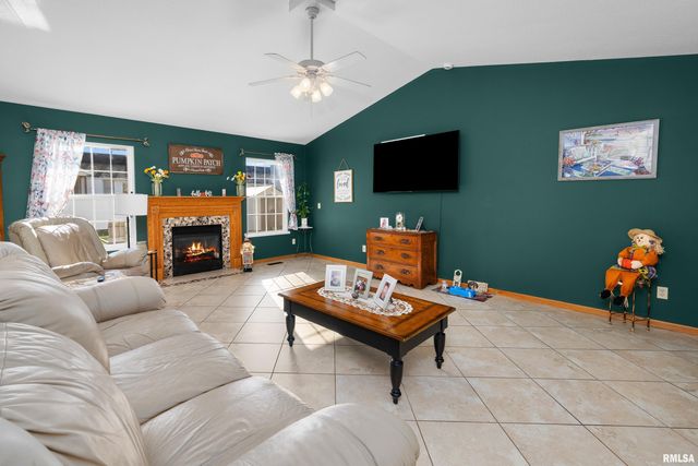 605 E 13TH Avenue Court, Coal Valley, IL 61240