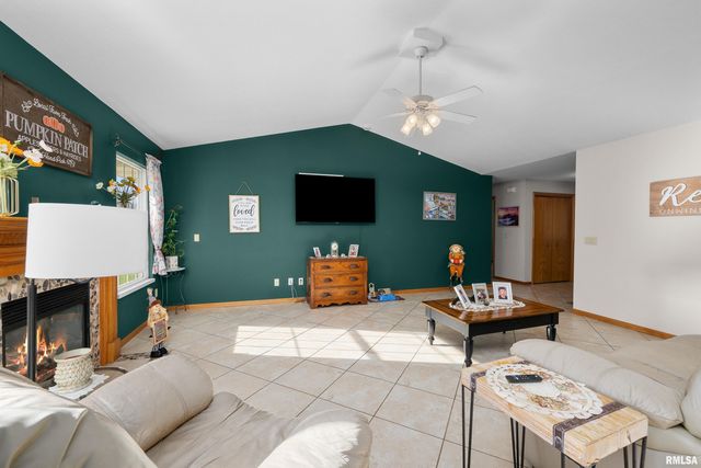 605 E 13TH Avenue Court, Coal Valley, IL 61240